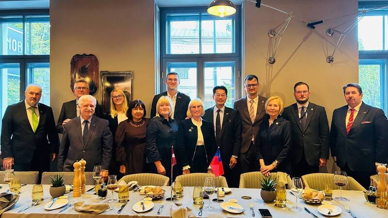 駐拉脫維亞代表李憲章（右5）任期屆滿即將返台，拉脫維亞國會友台小組主席契爾錢妮與多位議員設宴致謝與歡送，彰顯與李憲章的深厚情誼。
（駐拉脫維亞代表處提供）
