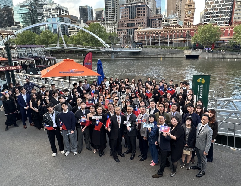 墨爾本台灣同鄉會、墨爾本大學與RMIT台灣同學會10日共同舉辦「國慶郵輪晚會」，當晚大約130位台灣留學生與台僑於South Gate碼頭登船。
（張耀中提供）
