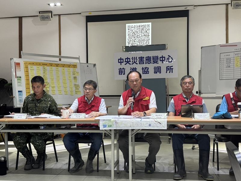 光復洪災救災工作持續進行，中央前進協調所總協調官季連成（右2）11日說明救災及重建最新進度。