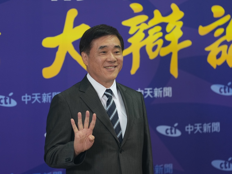 中天電視11日在台北舉辦國民黨主席選舉「黨主席大辯論」，候選人郝龍斌對其他候選人提問，如何防止假訊息介入黨主席選舉。