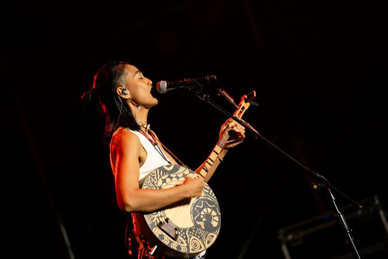 2025半島世界歌謠祭即將登場，主秀將由金曲歌手戴曉君擔任音樂總監，攜手在地民謠藝師藝生，並邀請國際知名音樂人共創交流，以輕搖滾精神翻玩民謠。