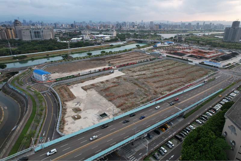 台北市長蔣萬安預計2週內確定與新光人壽解除北士科T17、T18基地契約，知情人士透露，台北市政府今天(30日)已收到新壽初步「分手費」報價共約40億元，下週將繼續協商。圖為T17、T18土地現況。
