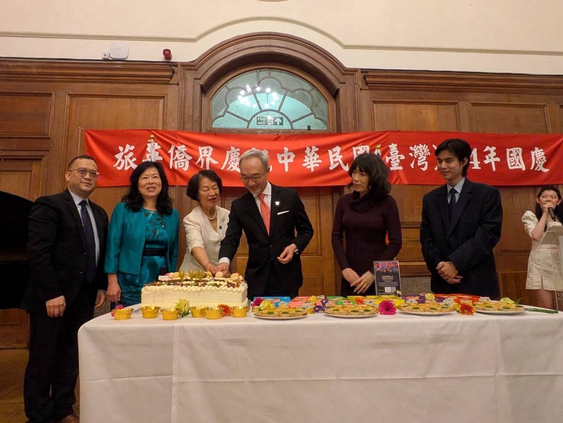 旅英僑界10日晚間在倫敦舉行國慶晚會，駐英國代表姚金祥（右3）、副代表江雅綺（右2）、英國台灣商
會會長戴翌軒（右1）、駐英國代表處僑務組組長葉帝余（左1）、僑領聞(穎)（左3）和陳湘瑾（左2）出席，並一同切蛋糕慶祝。