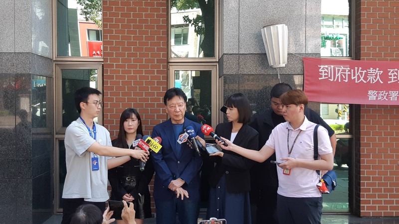 有網路AI影片將國民黨主席候選人郝龍斌和國民黨台北市議員柳采葳在辯論前的自拍合影，惡意創作成2人擁吻。柳采葳（左2）12日在中廣前董事長趙少康（左3）陪同下，到台北市警察局中山分局報案提
告。北市警方目前初步研判應為境外IP所為。
