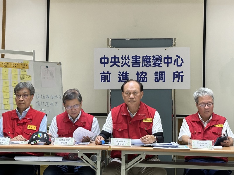 馬太鞍溪堰塞湖潰流釀災，中央前進協調所總協調官季連成（右2）12日在記者會表示，水位探測淤泥嚴重但不足以影響下游安全，目前河川疏濬超前，堤防鞏固2860公尺，撤離計畫確認、實際演練後，才解除紅色警戒。
