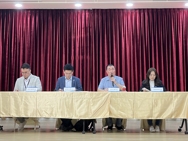 台北市副市長李四川（右2）說，他代表北市府向新壽提出是否共同合意終止契約，13日週一也會正式發公文給新壽，請大膽提出不受質疑背信的條件，方案合理會編列預算送議會審查。
