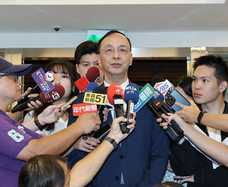 國民黨主席選舉前夕，在選前之夜黨內傳出一份民調，黨主席朱立倫（中）表示，黨中央從未做過任何內參民調，相關流傳都不是事實。資料照片。