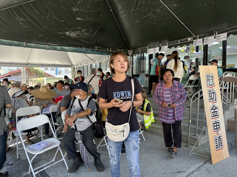 行政院災後慰助服務站自7日啟用以來，以一站式協助災民申辦各項補助與諮詢，統計至11日止，累計受
理慰助金申請3308件，12日完成階段性任務，自13日起，慰助金及綜合性諮詢服務將由行政院東部聯合服務中心接續辦理；其餘業務則回歸原各主管機關窗口。
