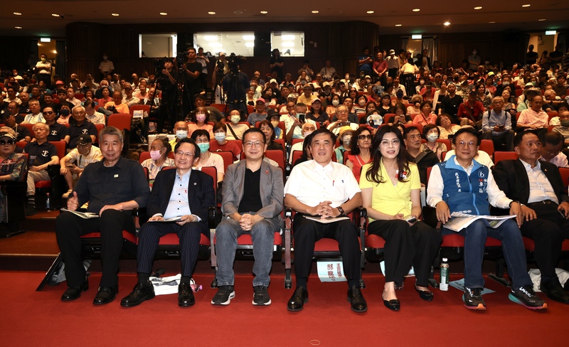 中國國民黨黨主席選舉候選人政見發表會12日在台北市議會B1禮堂登場，候選人張亞中（前左起）、蔡志
弘、羅智強、郝龍斌、鄭麗文與卓伯源都出席，尋求黨員支持。