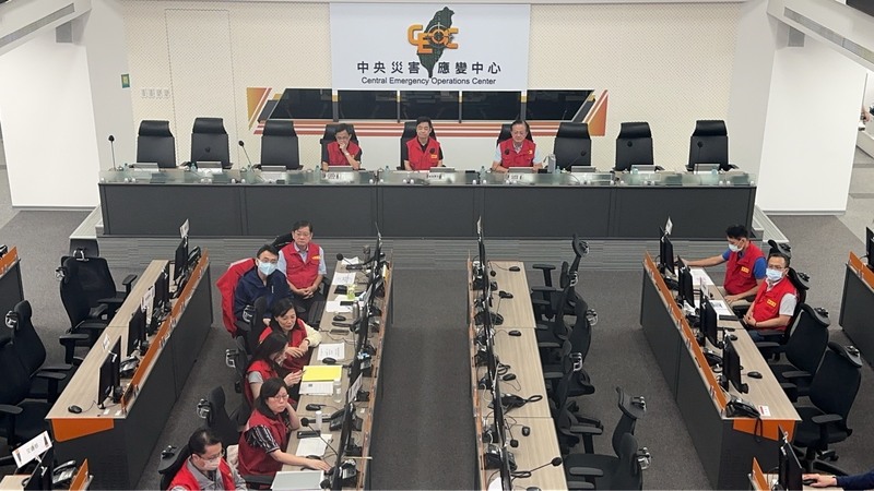 中央災害應變中心12日表示，花蓮災區仍維持紅色警戒，請縣府修正完成馬太鞍溪堰塞湖疏散撤離應變計畫，儘速辦理兵棋推演，並視應變搶救清淤告一段落後，辦理實兵演練。