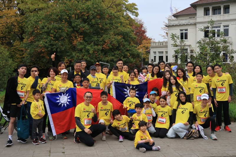 南荷台灣廠商聯誼會以Run for TAIWAN為主題，號召旅居當地的台灣民眾穿上胸前印有TAIWAN字樣的跑衣參與ASML愛因霍芬馬拉松，展現台灣的向心力。圖為參賽民眾合照。
（南荷台灣廠商聯誼會提供）
