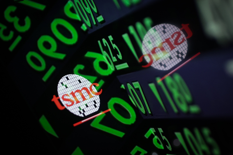 台積電殺尾盤收1450元，台股下跌345點守住27300點。示意圖。