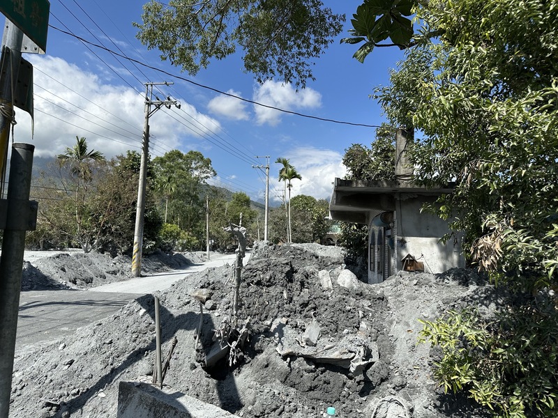 花蓮光復鄉洪災後復原持續進行。圖為重災區佛祖街積滿土砂。