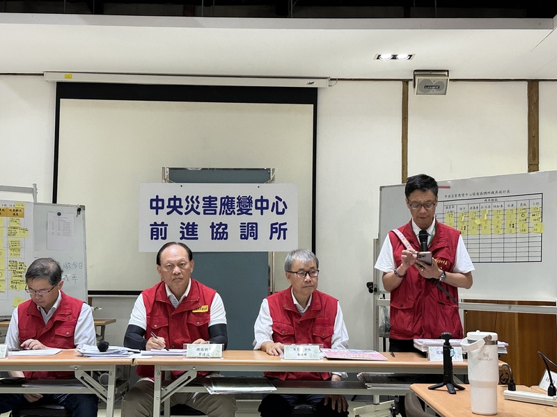 花蓮光復鄉洪災後復原持續進行，對於撤離計畫擬定，花蓮縣政府行政暨研考處長陳建村（右，站立者）說，地方量能不足，還須時間細緻研議。