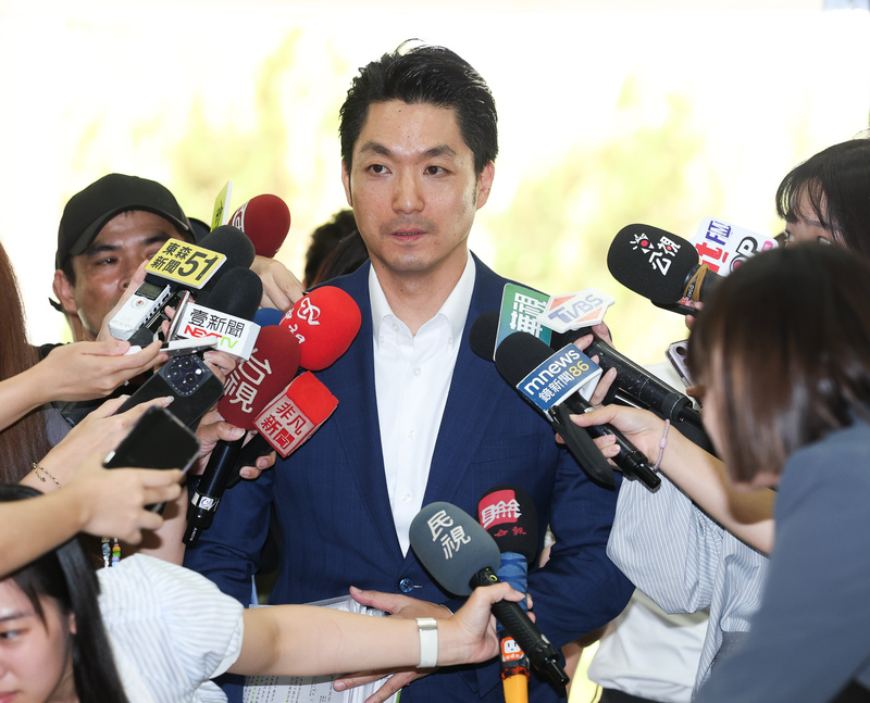 台北市長蔣萬安（中）表態將全力爭取輝達留在台北。資料照片。