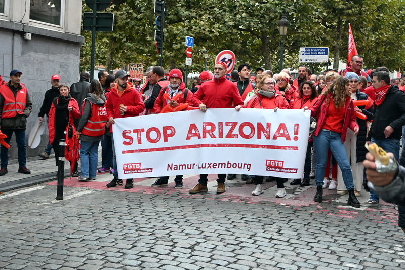 比利時14日全國大罷工，參與罷工遊行的民眾高舉「STOP ARIZONA！」布條，表達反對目前執政的亞利桑那聯盟（Coalition Arizona）。