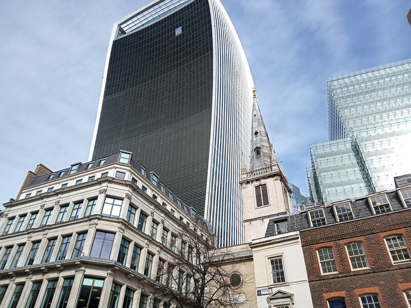 根據英國官方資料，陳志持有的倫敦金融城辦公大樓即位於圖中央的摩天大樓地標旁邊。