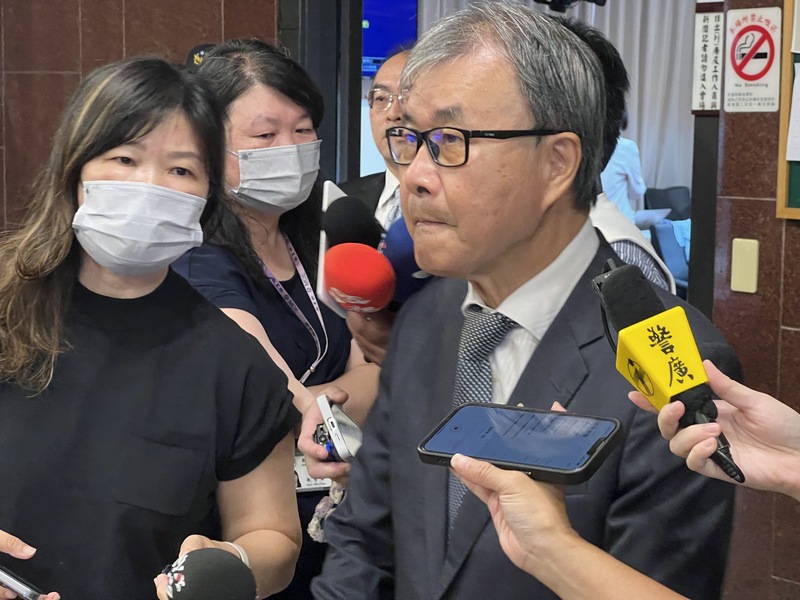 教育部長鄭英耀(右)15日在立法院受訪。