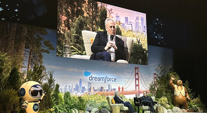 白宮AI「沙皇」塞克斯（見投影幕）14日出席Salesforce年會，與Salesforce執行長班紐夫（Marc Benioff）對談。
