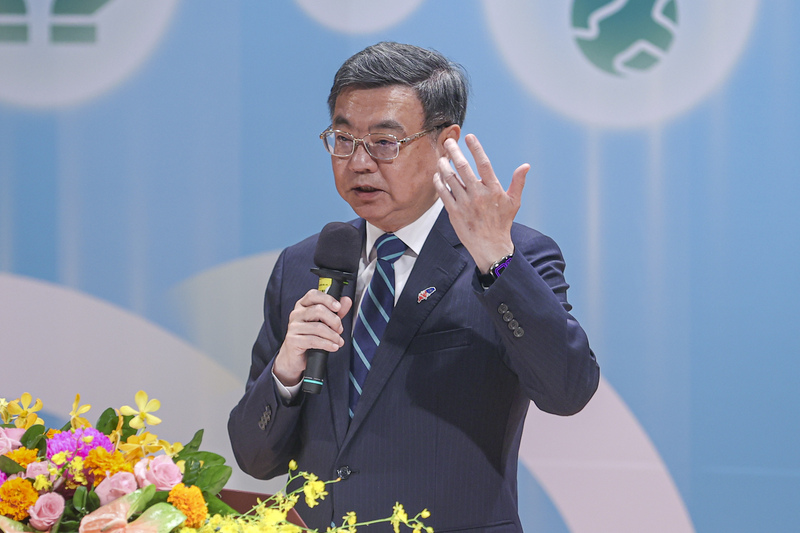 行政院長卓榮泰（圖）15日致詞時提到認知作戰已深入台灣社會各層面，無論政黨立場或事件，都可能成為境外網軍的攻擊與利用對象，呼籲全民提高警覺，共同防範錯假訊息與認知滲透。( 圖：中央社)
