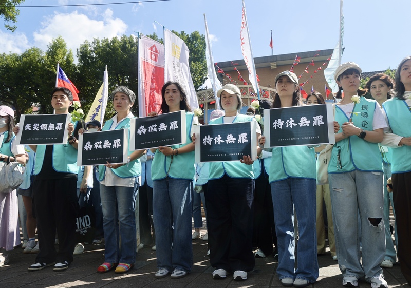 桃園市空服員職業工會、長榮航空企業工會15日到立法院外舉行記者會，呼籲立法院修法保障員工請假權益、禁止病態的企業文化。
