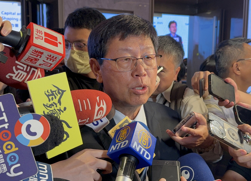 鴻海董事長劉揚偉(中)15日表示，AI算力需求高，市場潛力龐大，發展才剛開始。針對中國管制稀土出口，他指出，若管制持續升溫，不僅鴻海，恐將影響所有產業，但短期看來影響有限。