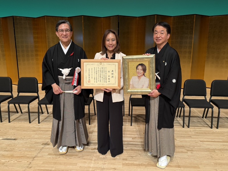 前台南市觀光旅遊局長郭貞慧（中）15日獲得京都市政府頒發「國際交流推進特別表彰」，由京都市長松井孝治（左）親自頒發。京都市議會日台親善議員連盟會長寺田一博（右）致贈西陣織師傅製作的肖像禮物。
（郭貞慧提供）
