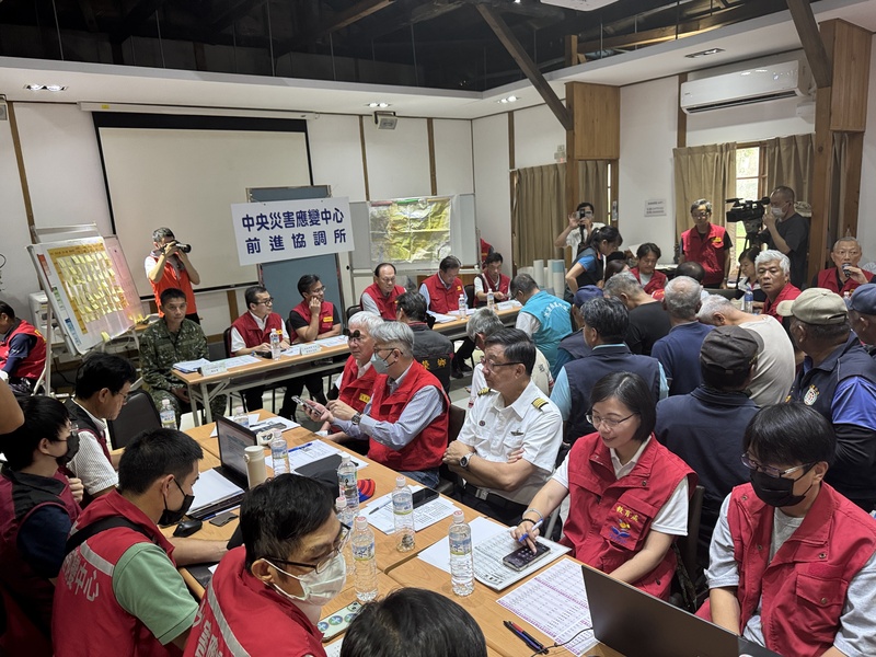 颱風風神恐生成，中央災害應變中心前進協調所15日下午邀集花蓮縣政府與光復、萬榮鄉及鳳林鎮長與14村長召開防颱協調會，總協調官季連成（後排坐者右3）會中決議採納村長意見，開放垂直撤離。 (圖：中央社)