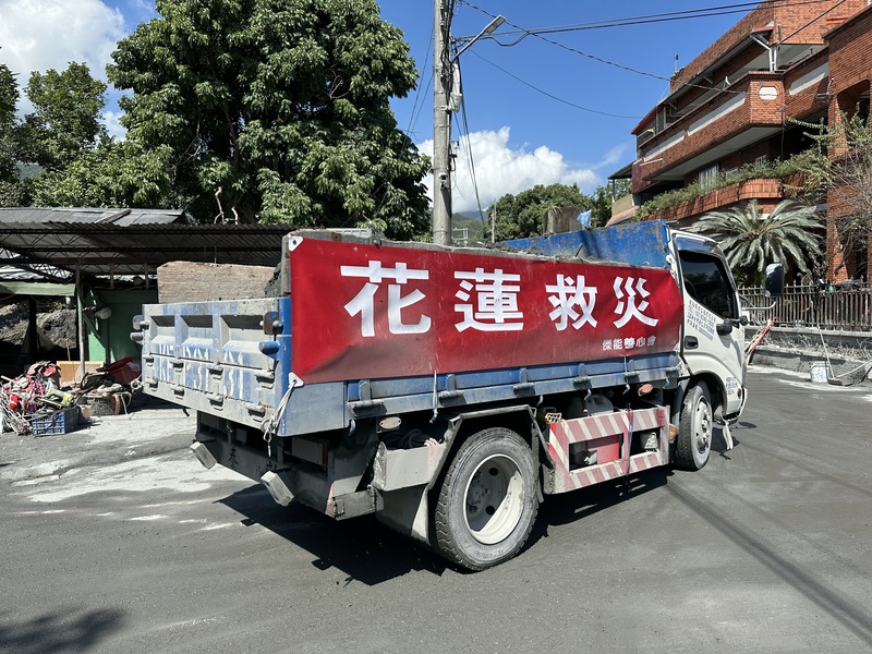 花蓮縣光復鄉仍在災後復原階段，中央前進協調所轉型編組為「中央緊急應變協調所」進行防颱整備。圖為至光復災區協助救災車輛。