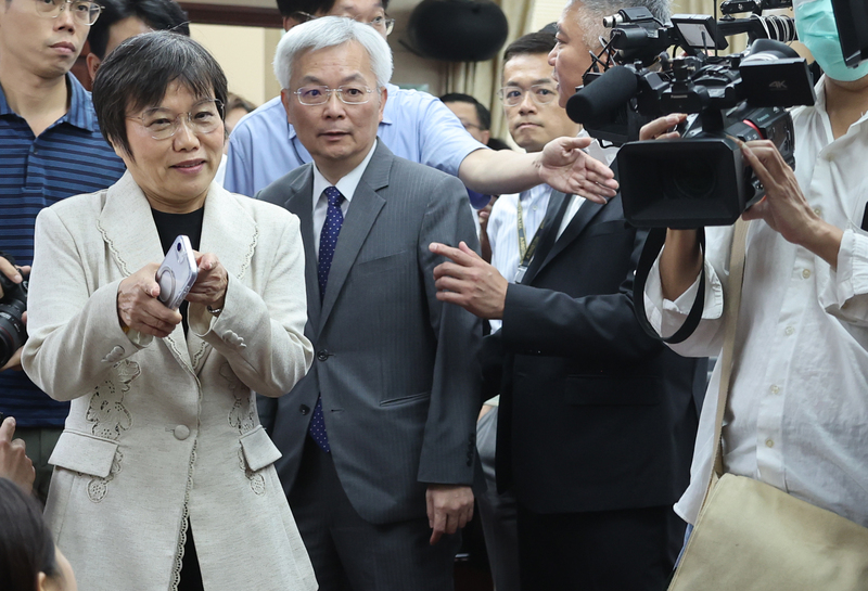 內政部長劉世芳(前左)今天(16日)在立法院內政委員會進行專題報告時表示，正在考慮把值班、備勤等駐地內勤務也納入危勞津貼發放範圍，因為其實這類勤務也有其危險性，所以正在徵詢地方政府的意見，人事總處則表示後續將會同相關機關審慎評估。
