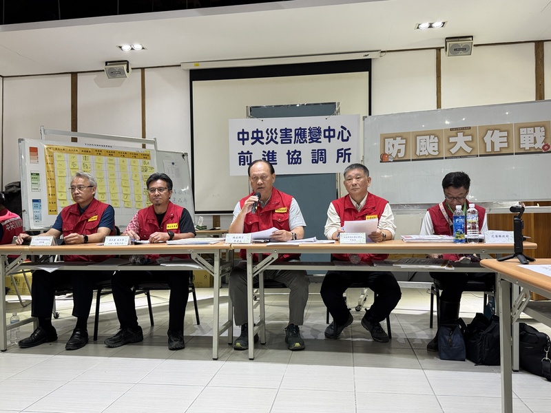 因應可能生成的颱風風神，中央前進協調所總協調官季連成（中）宣布，16日至18日是花蓮堰塞湖災區防颱大作戰，將視雨量、堤防水位監測資料，分3階段進行疏散。
