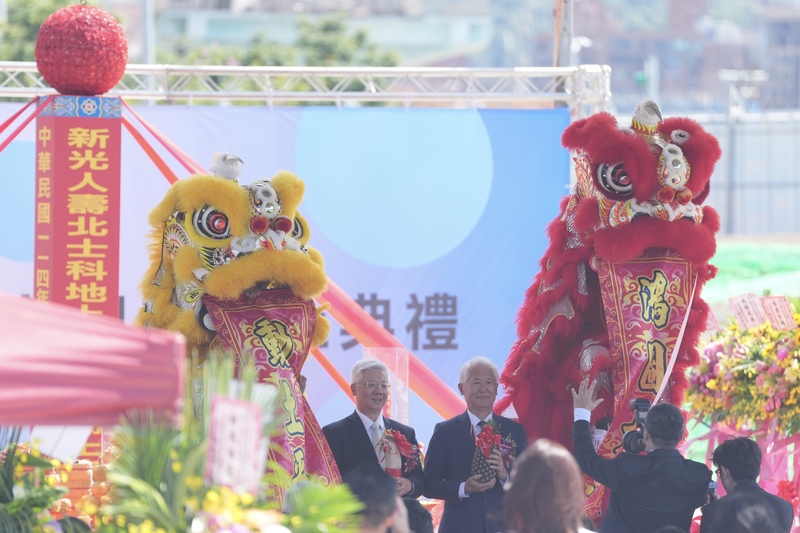 各界關注輝達（NVIDIA）能否進駐北士科T17、T18基地，新光人壽16日上午舉行開工動土典禮，台新新光金控總經理林維俊（後左）與新光人壽董事長魏寶生（後左2）與舞獅合影。