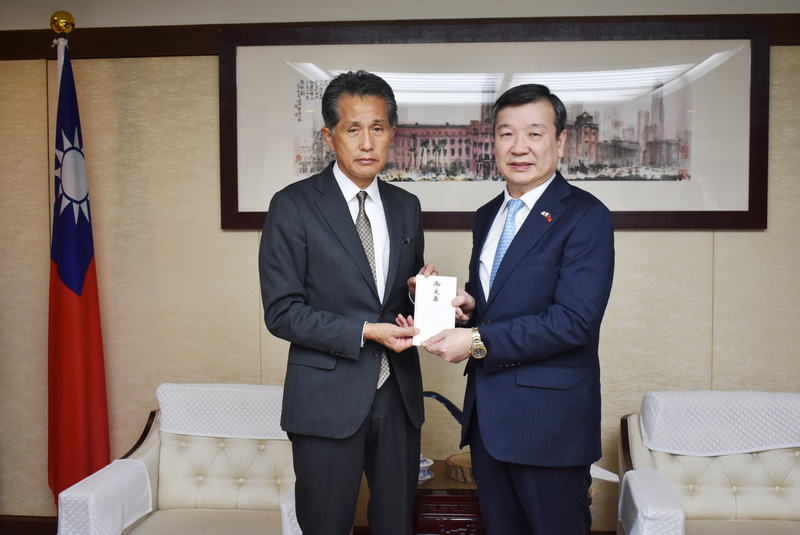 駐日代表李逸洋（右）16日會晤一般財團法人「笠間市立農業公社」代表理事、笠間市長山口伸樹，接受該公社捐贈協助台灣花蓮水災重建的義援金。
（駐日代表處提供）