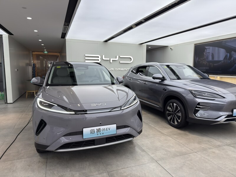 中國電動車因產能過剩、削價競爭引起官方重視。今年5月，中國電動車龍頭比亞迪開啟新一輪價格戰，引起業界與官媒的嚴厲批評。(圖：中央社記者廖文綺上海攝）