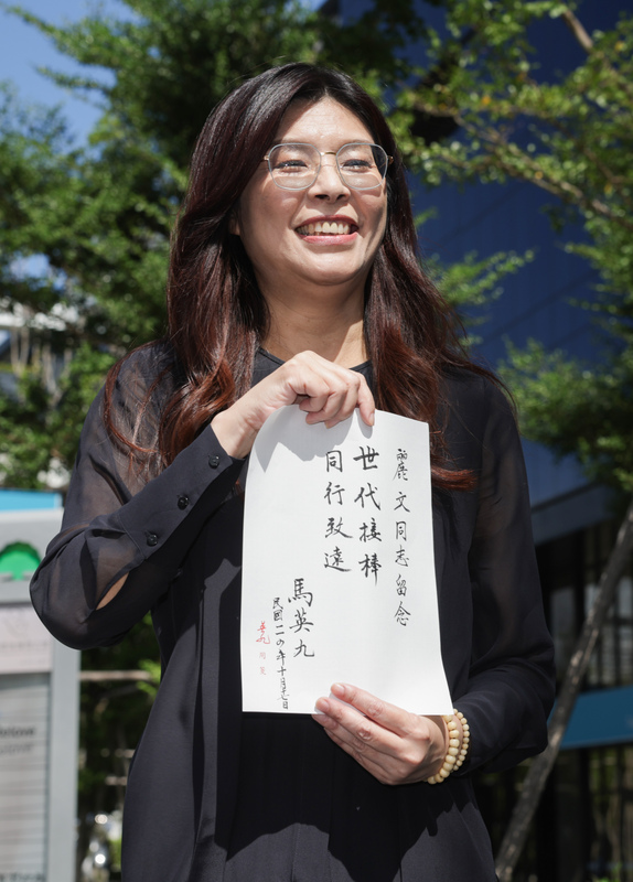 國民黨主席候選人鄭麗文17日上午在台北拜會前總統馬英九，會後公開馬英九致贈的墨寶給媒體拍照。

