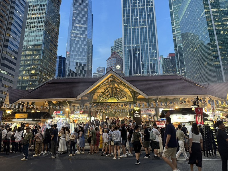 EF
新加坡小販中心「老巴剎
（Lau Pa Sat）」夜晚燈火通明、街頭攤位人聲鼎沸。
中央社記者吳昇鴻新加坡攝  114年10月17日