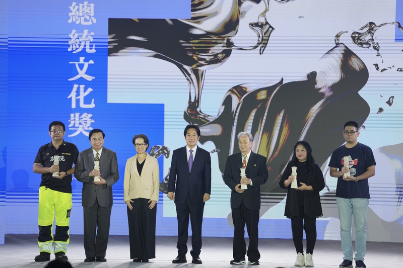 總統賴清德（中）、副總統蕭美琴（左3）17日在台北出席第13屆總統文化獎頒獎典禮，與「青年創意獎」得主林立青（左）、「文化耕耘獎」得主何政廣（左2）、「社會改革獎」得主代表台灣勞工陣線協會秘書長楊書瑋（右）、「人道奉獻獎」得主代表台灣關愛基金會創辦人楊婕妤（右2）及「在地希望獎」得主代表高雄市美濃愛鄉協進會榮譽理事長宋永松（右3）合影。

