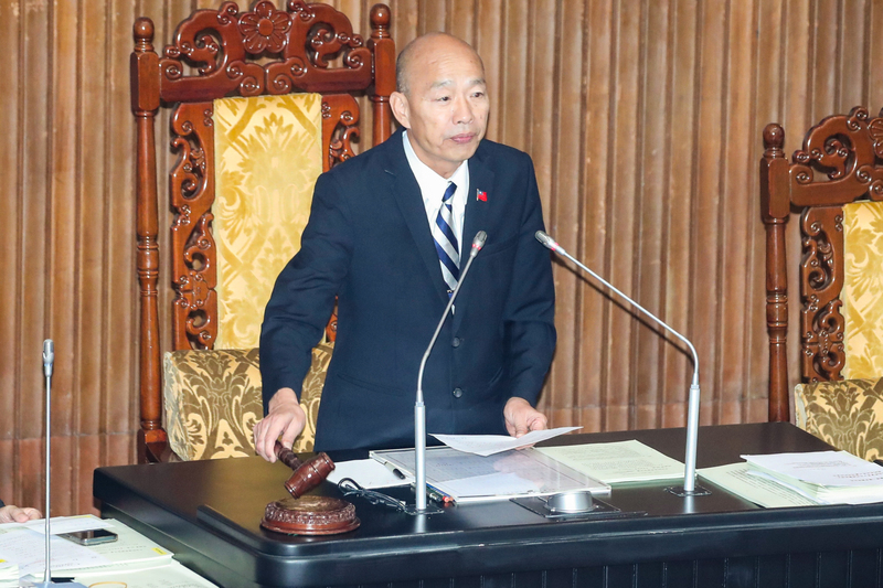 立法院會17日三讀通過「平埔原住民族群身分法」，明定平埔原住民族群定義與申請原則，中央主管機關為原民會。圖為立法院長韓國瑜敲槌宣布法案三讀通過。 (圖：中央社)