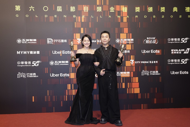 第60屆節目類電視金鐘獎頒獎典禮17日晚間在台北流行音樂中心順利落幕，曾經鎩羽而歸的藝人小S（左）今年與派翠克（右）成功以「小姐不熙娣」拿下綜藝節目主持人獎。