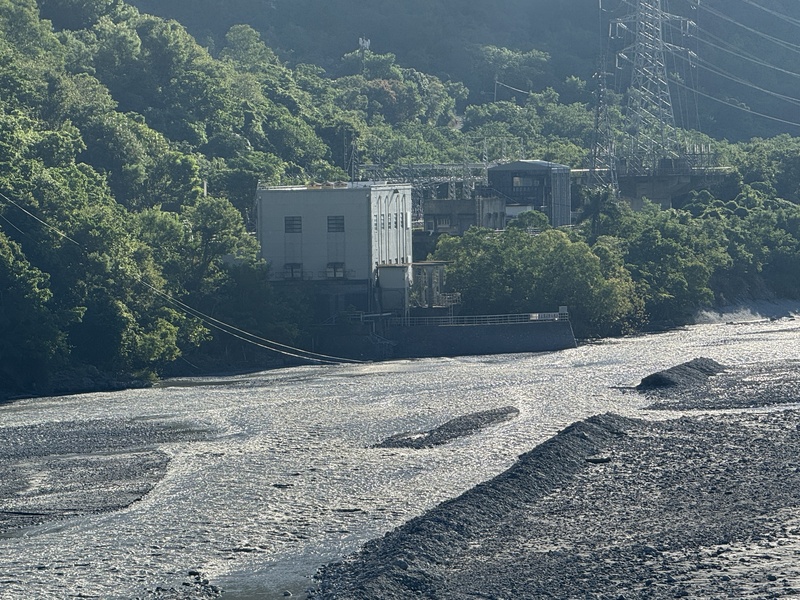 花蓮太魯閣燕子口步道、鄰近台8線靳珩隧道西口立霧溪河道阻塞形成堰塞湖。