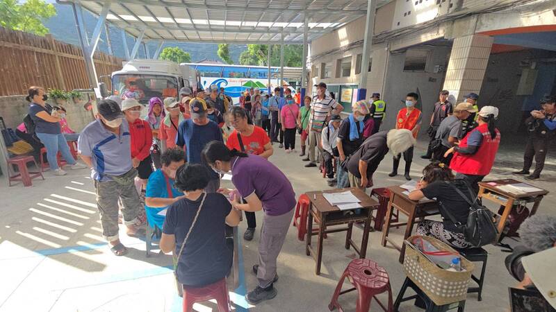 花蓮縣光復鄉18日舉行風神颱風及堰塞湖警報居民疏散撤離演練，大華村、大同村約上百人配合前往大進國小收容所緊急避難。

