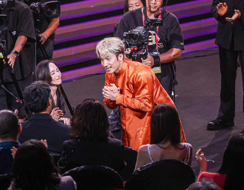 第60屆電視金鐘獎18日晚間在台北舉辦戲劇類頒獎典禮，最終由越南影帝連炳發（中）以「化外之醫」擊敗其他男星，勇奪戲劇節目男主角獎。

