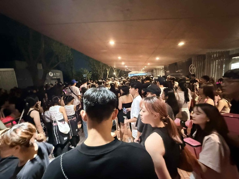 韓國女團BLACKPINK於18、19日重返高雄國家體育場開唱，吸引大批粉絲朝聖，首日場內外即時人數高達6.3萬人。