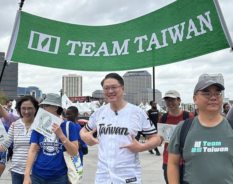 前民進黨秘書長林右昌（中）19日現身達拉斯Dallas Heart Walk健走活動。
（林右昌辦公室提供）
