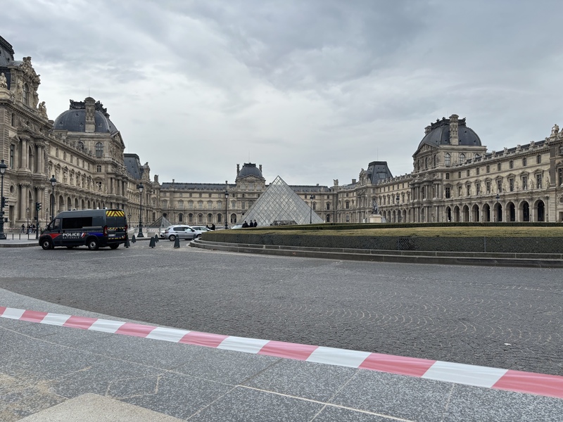 法國巴黎羅浮宮珍寶遭竊，警方封鎖周圍並追查竊賊去向。4名竊賊闖入羅浮宮的「阿波羅長廊」展
廳竊走8件「歷史價值無可估算」的展品。