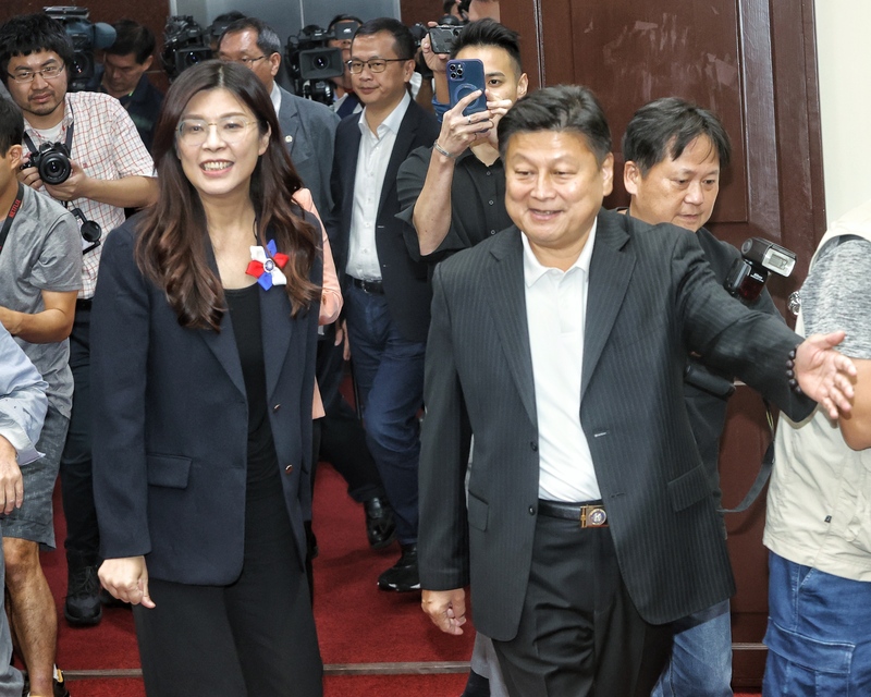 國民黨主席當選人鄭麗文（前左）20日中午拜會立法院國民黨團，由黨團總召傅崐萁（前右）親自接
待。
