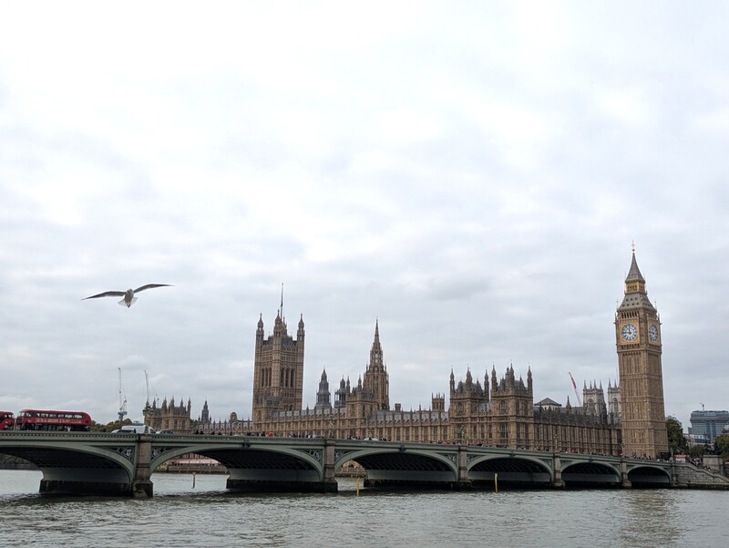 英國國會共諜疑雲持續延燒，2位主要受牽連的國會議員19日致函首相施凱爾，要求制裁與國會共諜案有關的中方官員。圖為英國國會大廈。 (圖：中央社)