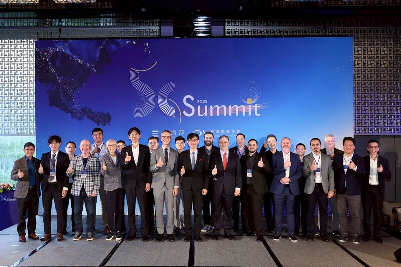經濟部產業發展署於20日在台北舉辦「2025 5G Summit」，經濟部產業發展署長邱求慧（前排中）與
來自美、英、德、日、星、越南、蒙古與印尼等8國、共16家國際電信商、系統整合商、軟體供應商與
驗證機構同台合影。（產發署提供）