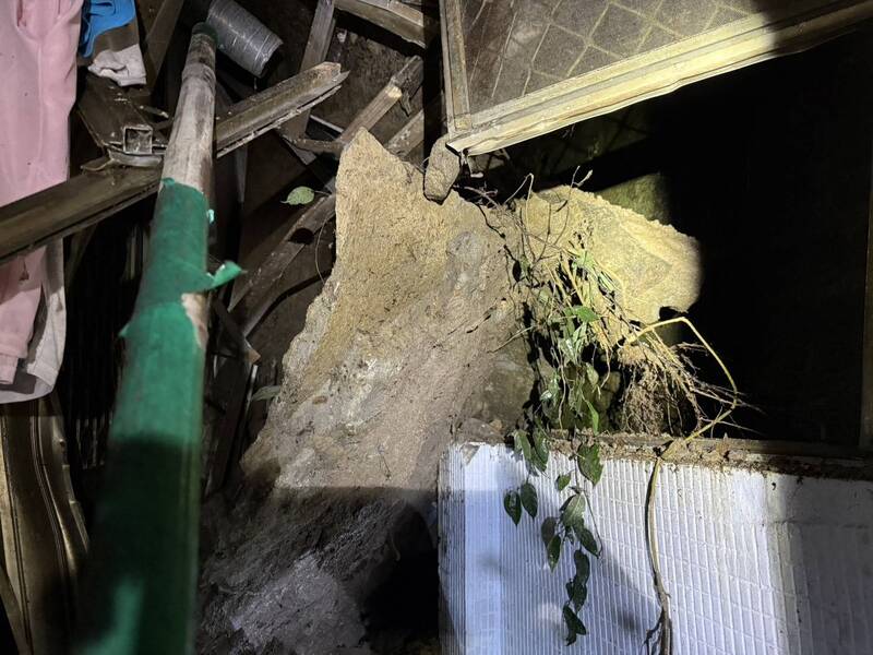台北市災害防救辦公室表示，根據台北市工務局大地工程處回報，文山區景華街128巷86號附近邊坡崩塌案，經評估邊坡持續崩塌中，截至22日0時撤離11戶31人。（翻攝照片）
