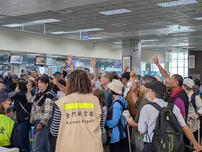 金門小三通因海象不佳自19日起有航班取消，21日午後金廈航班恢復半日，中轉金門返台旅客湧入機場，金門航空站22日統計至少300人等待候補，將據此向民航局申請加班機。